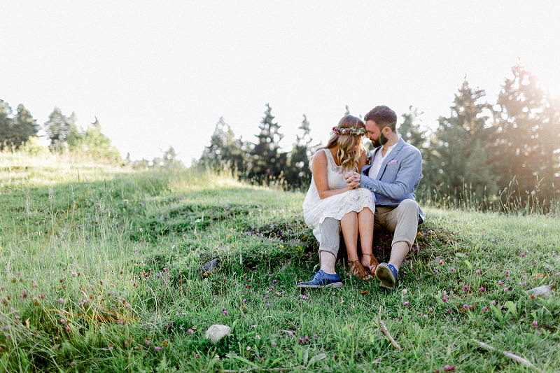 Anja Linner Paarshooting Boho Braut Boho Wedding Berg Hochzeit Tipi Hochzeit Chiemsee Hippie Blumenkranz